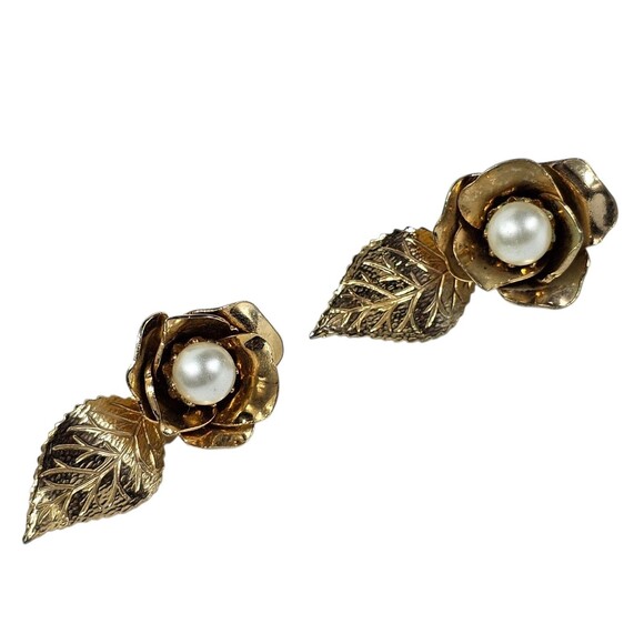 Vintage Gold Tone Rose Flower Clip-On Earrings Faux Pearl Center Retro Jewelry - Picture 1 of 7